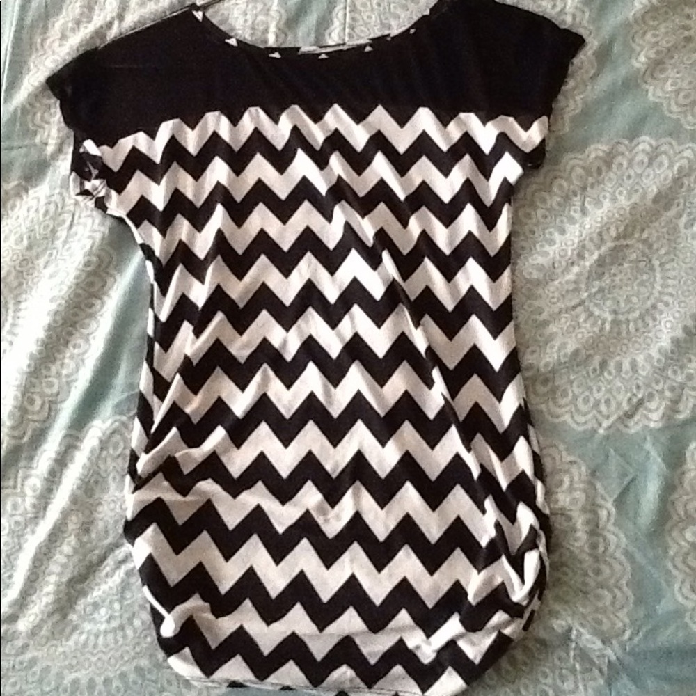A white black zig zag shirt